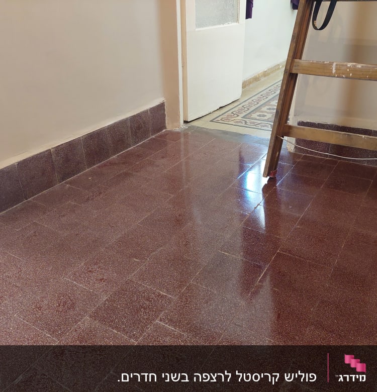 רצפה נקייה ומבריקה עם סולם עץ